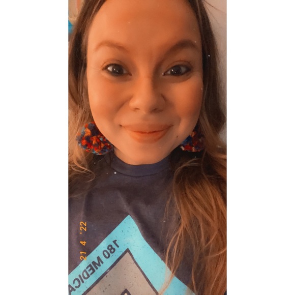 💚💚💚LG Pom Pom earrings - Picture 2 of 3